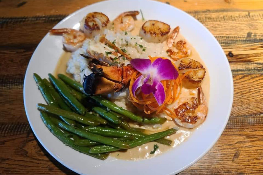 grilled scallops, mashed potatoes, and green beans from harpoon harry's crab house in tampa