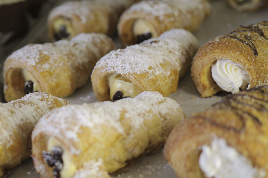 cannolis from suPan bakery in san diego