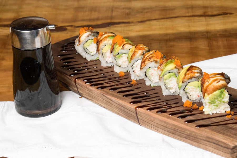8 sushi rolls with soy sauce from sushi kuchi
