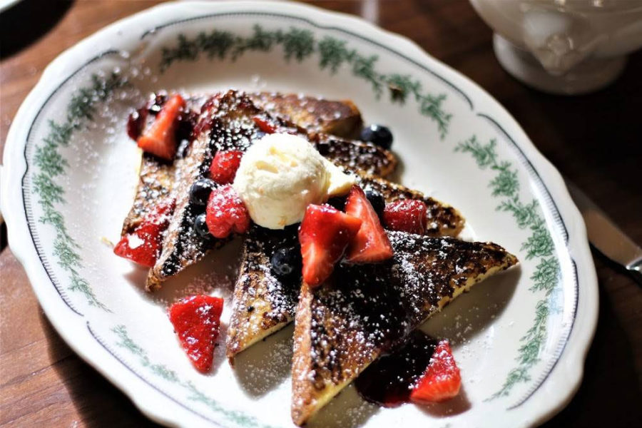 french toast topped with powered sugar and strawberries from chicago firehouse restaurant
